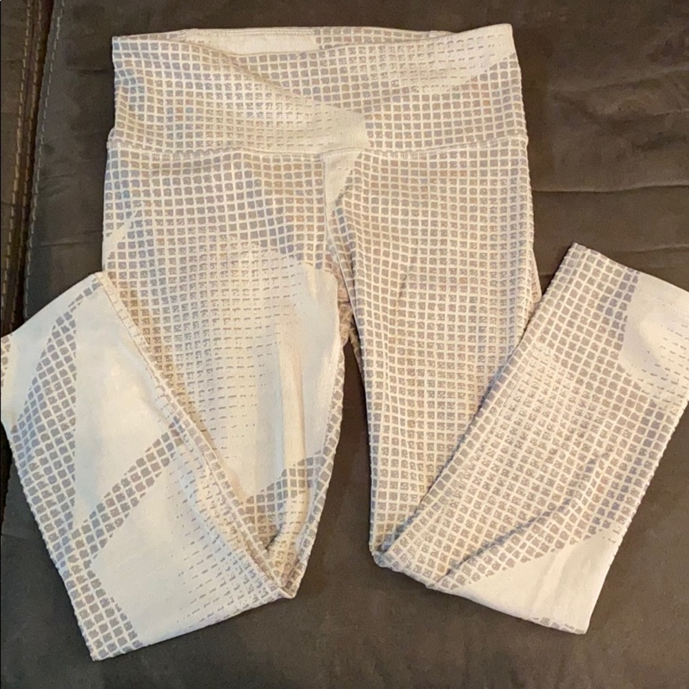 GREY UNDER ARMOUR LEGGINGS SZ M! EUC!!